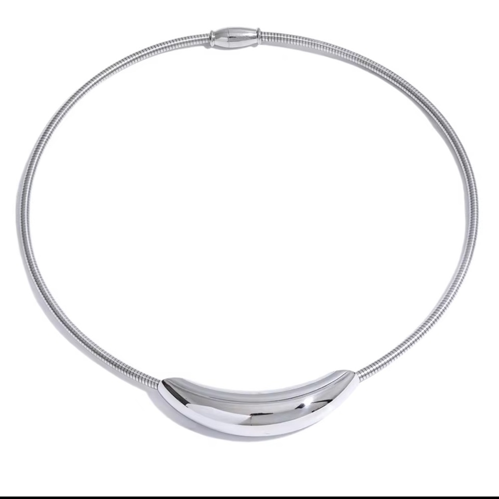 Polished Silver Curved Pendant Choker Necklace - Picture 3 of 4